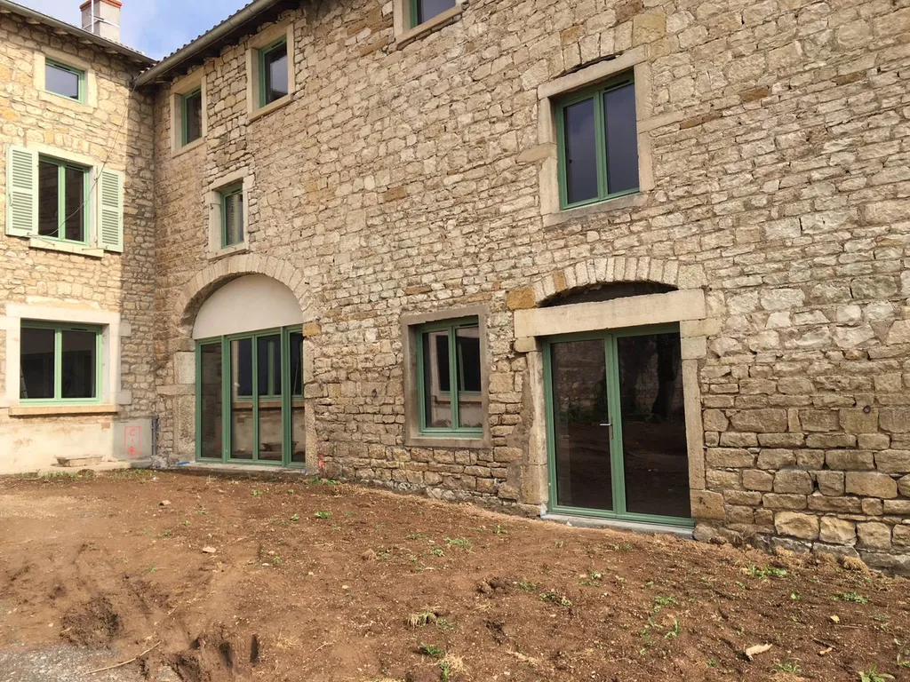 Travaux de rénovation de fenêtres bois peintes en vert à Lucenay