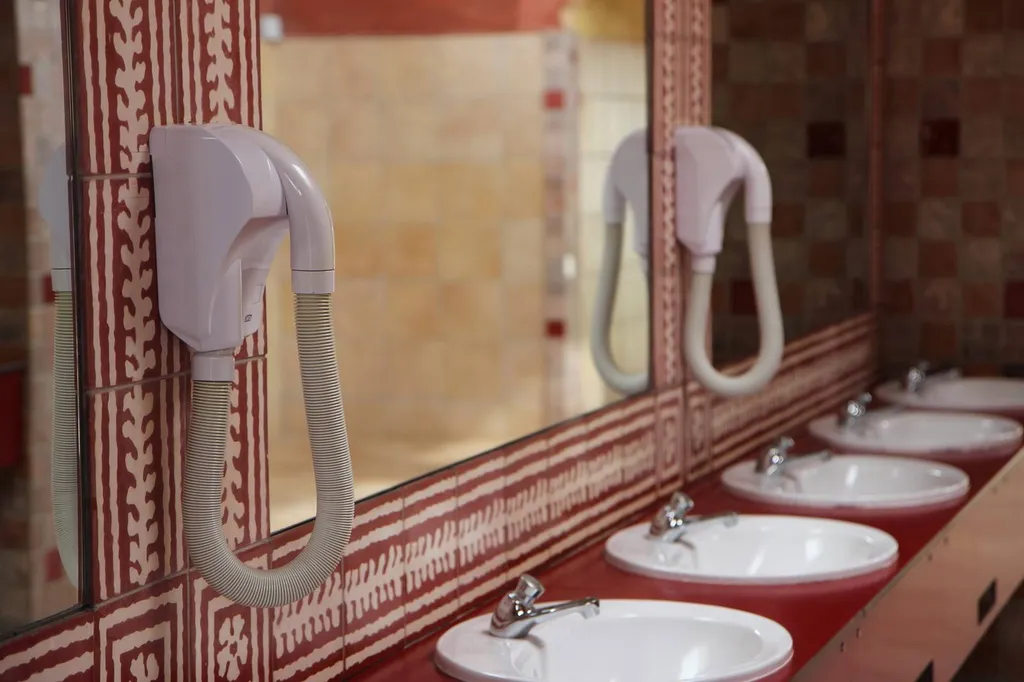 sèche cheveux du sanitaire du camping le mas de la plage