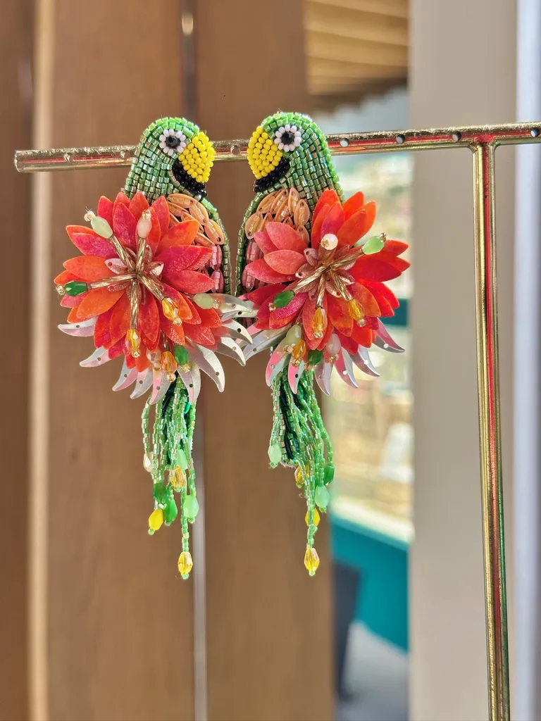 Offrir des boucles d’oreilles perroquet Olivia Dar originales et colorées à Paris en vente à distance