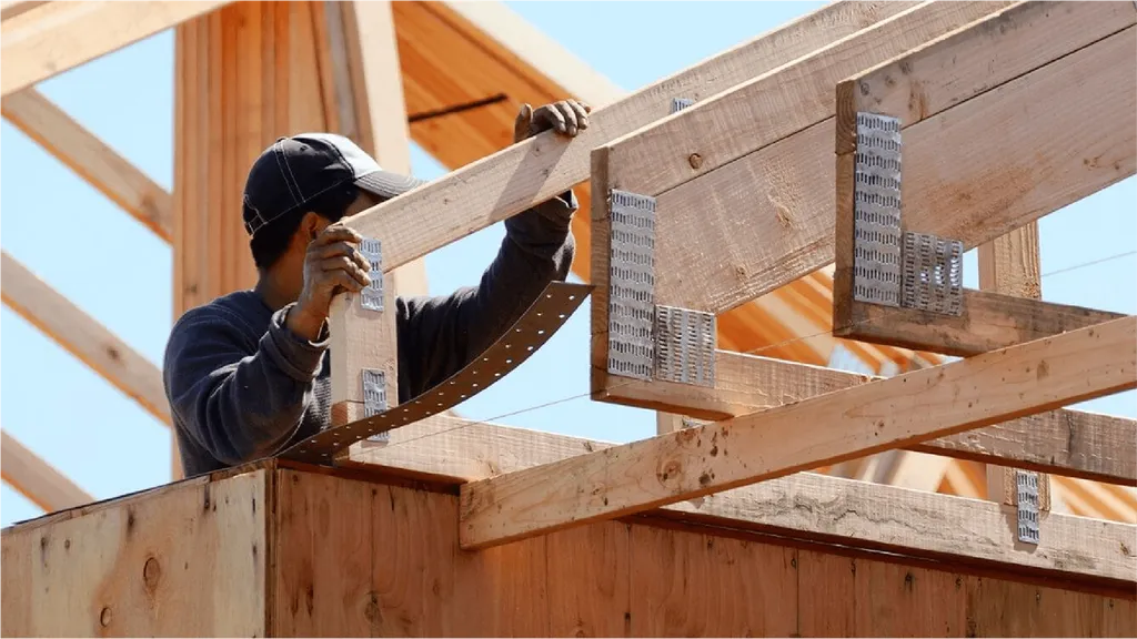 Charpentier à Amiens : rénovation de charpente bois et pose de bardage isolant dans toute la Somme