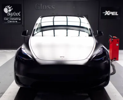 Article de la semaine : Protégez le bloc avant de votre Tesla Model Y Performance neuve grâce à la pose d'un film PPF XPEL à Pontivy (56300)
