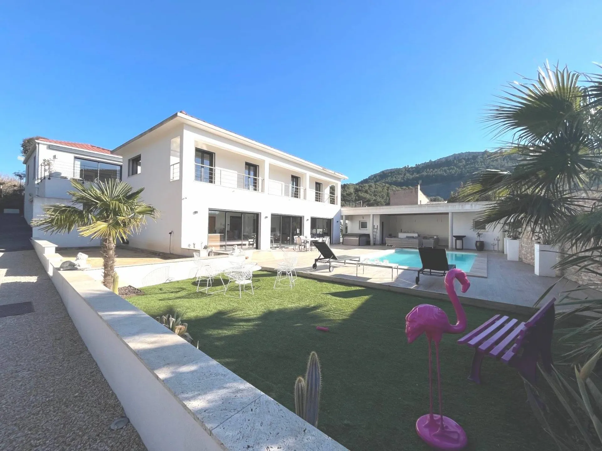 A vendre villa moderne Roquefort la Bédoule proche Cassis, composée de deux logements, piscine, pool house et deux garages doubles 