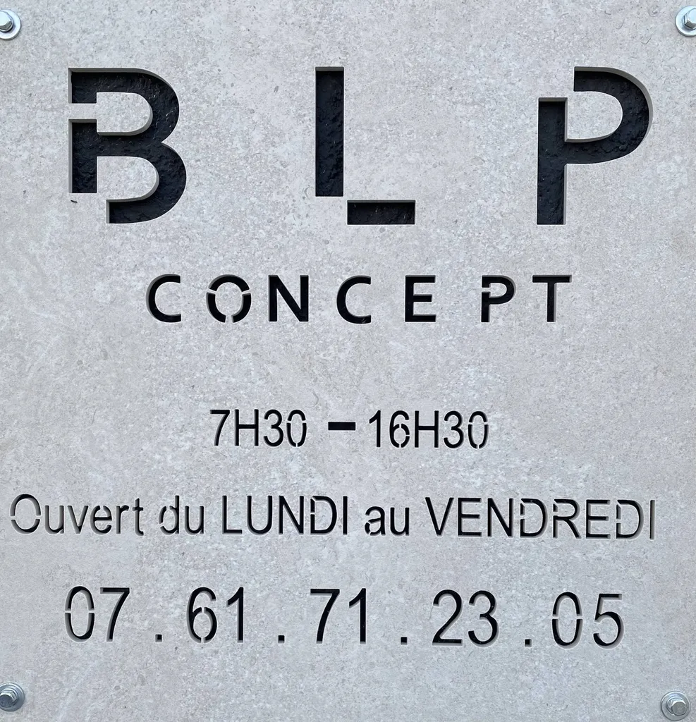 Découpe de lettres et d'enseignes par jet d'eau à Fréjus Var