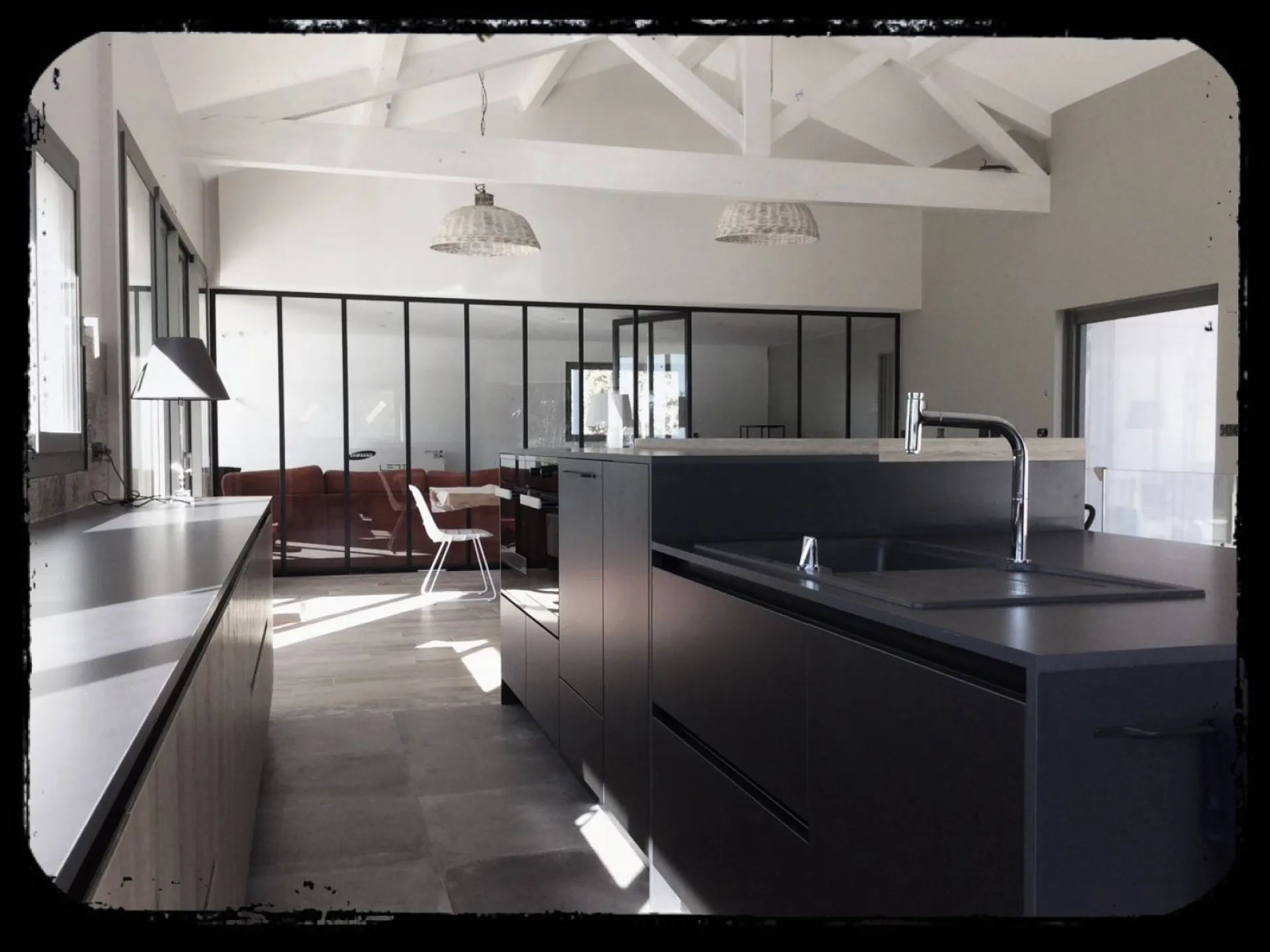 Exemple d'installation de cuisine italienne design à Sanary sur Mer dans le 83