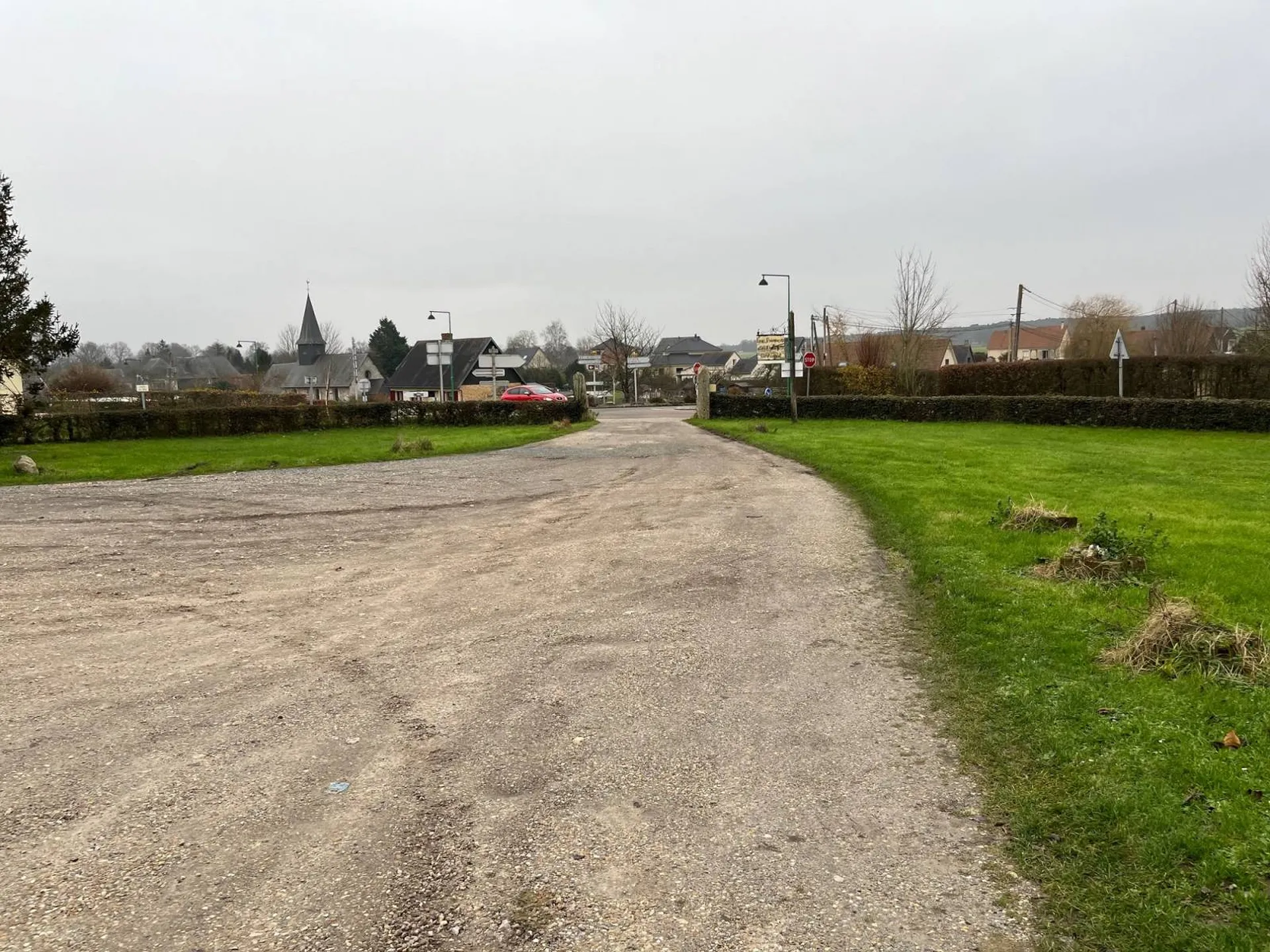 Murs commerciaux d'environ 180m² avec 4029m² de terrain sur St Nicolas de Bliquetuit.