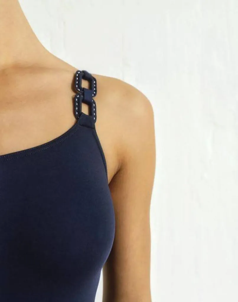 Les femmes sont élégantes, sûres de leur féminité en maillot Eres.