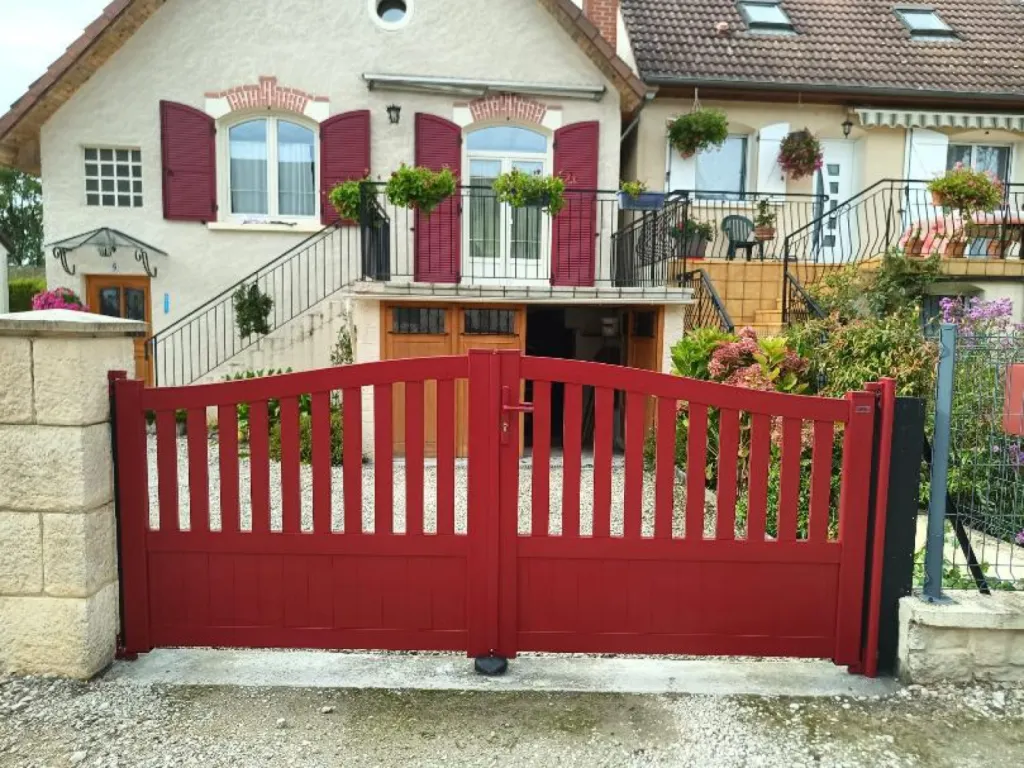 Installation d'un portail en aluminium Active modèle Brooklyn thermolaqué sur mesure à Neuilly-Crimolois en Côte d'Or