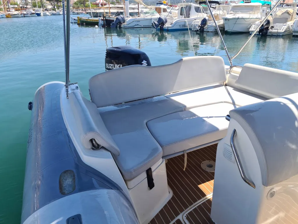 Semi-rigide haut de gamme 12 personnes à louer au départ de Bandol