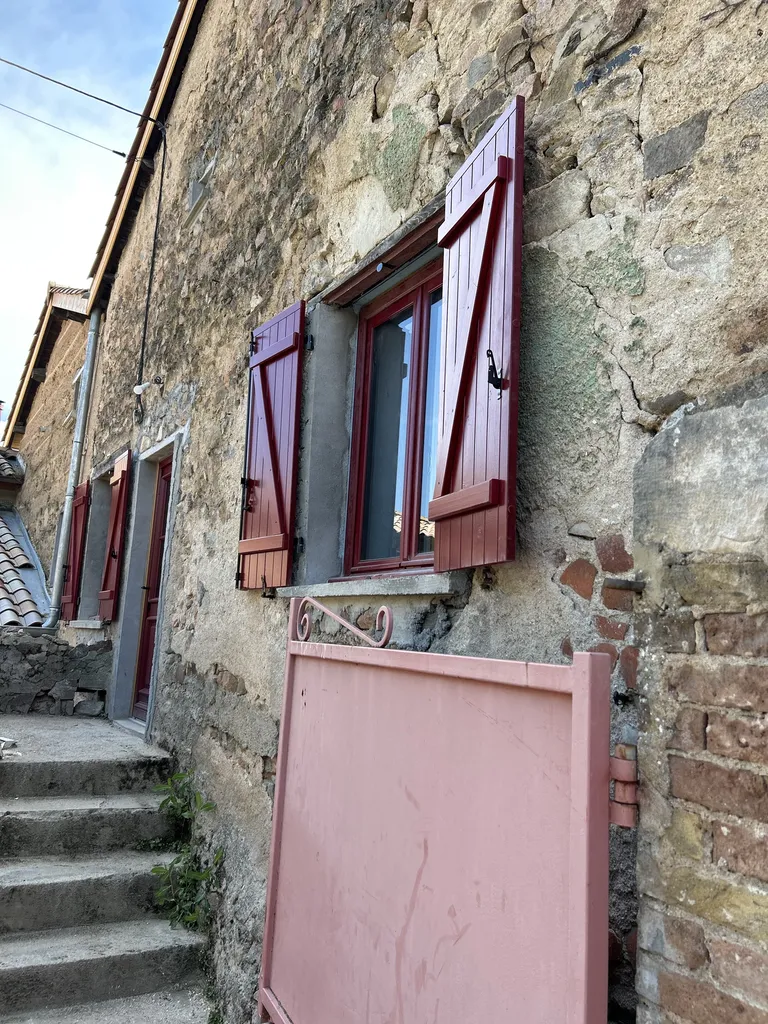 Maison ancienne en pierre et pisé après rénovation des menuiseries avec amélioration de la performance énergétique à Chiroubles (Rhône 69)