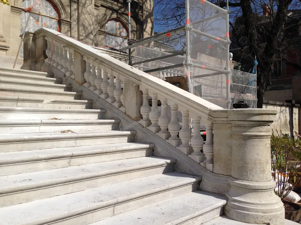 Balustrade en pierre blanche d'Estaillades