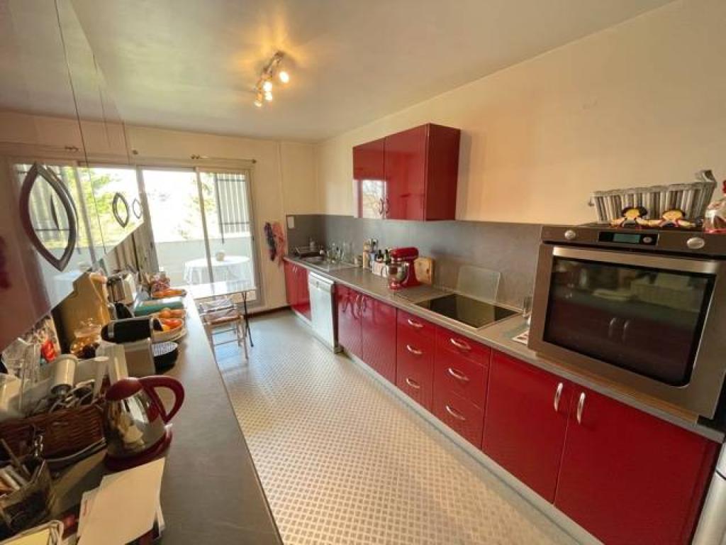 Bel appartement T5 avec balcon à Bordeaux quartier stéhélin