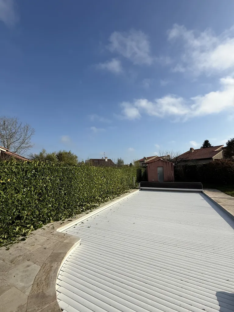 Taille de haie de laurier palme à Castelginest proche de Balma : intervention rapide et soignée par votre paysagiste LT Paysage