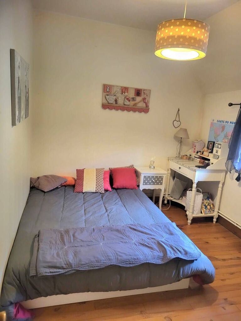 À 9 minutes de Lisieux (14100) et 40 minutes de Deauville (14800), authentique maison normande à colombages de 153 m² offrant une vie de plain-pied.