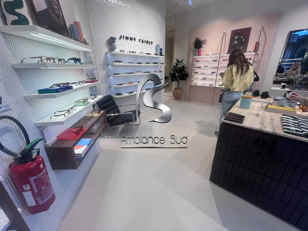 Réalisation du sol du magasin Jimmy Fairly en résine minérale effet béton ciré taloché à La Valette-du-Var à côté de Toulon