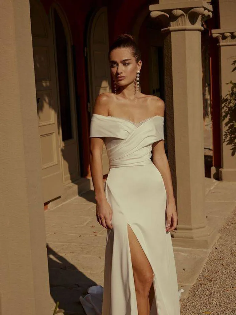 Robe sirène en satin avec col bateau a Aix-en-provence