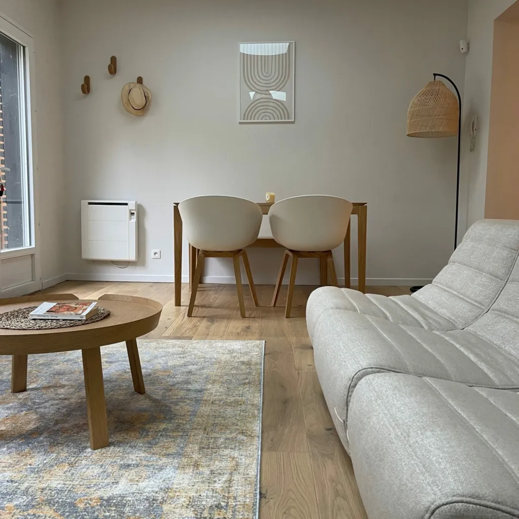 Canapé Cinna Saparella et coussins neutres, espace de détente élégant et confortable, par l’Atelier D, architecte d'intérieur à Bordeaux