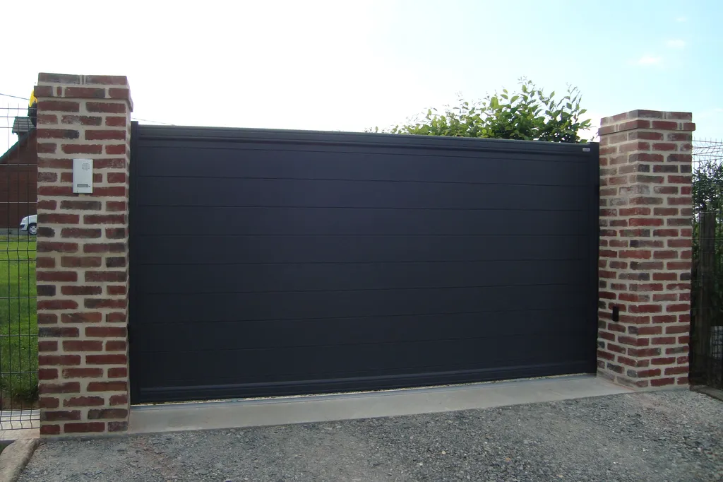 Installation de Portail en Aluminium Coulissant Motorisé pour l'Accès Résidentiel au Havre et son Agglomération en Seine-Maritime 76