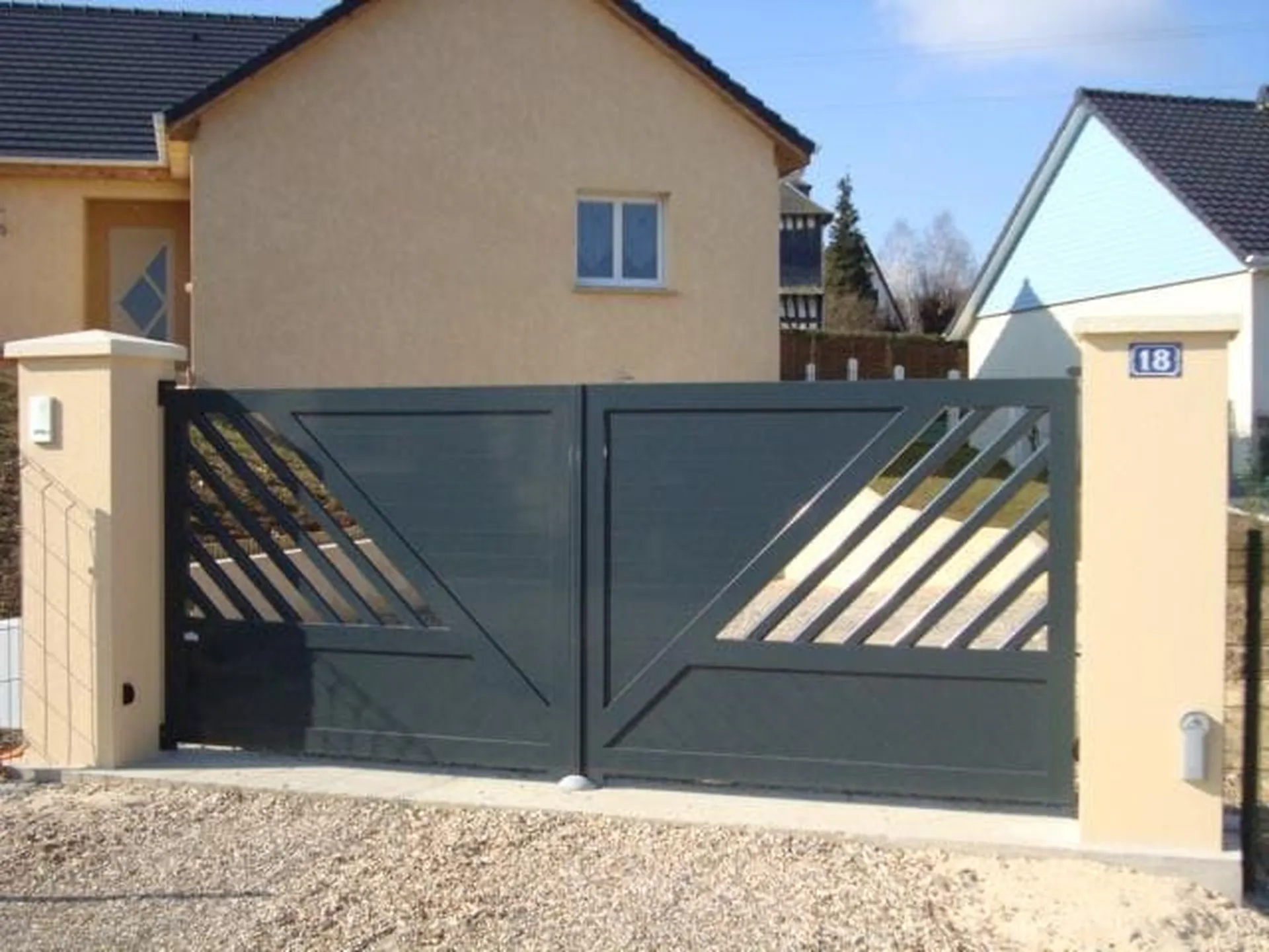 Installation de Portail automatisé en PVC à battants, Portillon coordonné et Clôtures de jardin à Beuzeville dans l’Eure 27 et ses Alentours