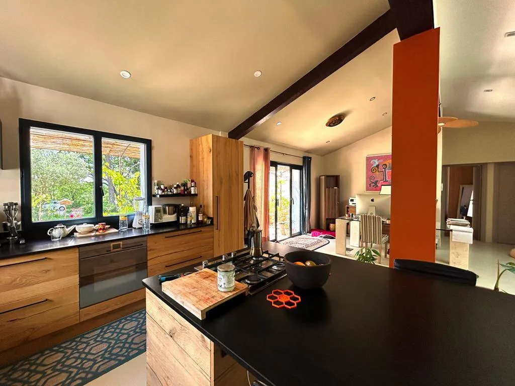 PERNES-LES-FONTAINES : MAISON DE PLAIN-PIED EN POSITION DOMINANTE AU COEUR D'UNE PINÈDE   