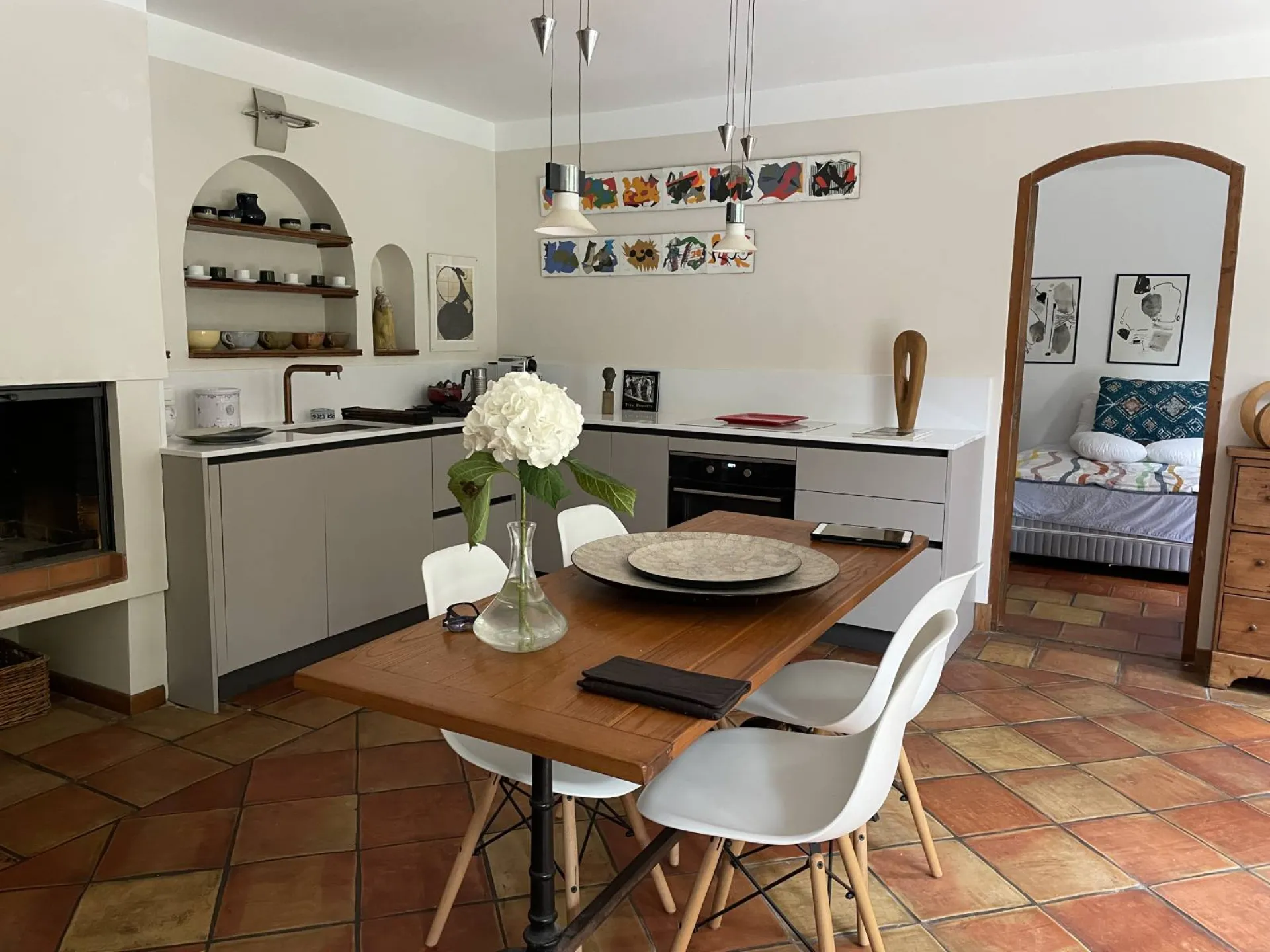 Réalisation et installation d'une cuisine italienne de prestige sur mesure contemporaine en L laque et quartz à Sanary sur Mer dans le Var