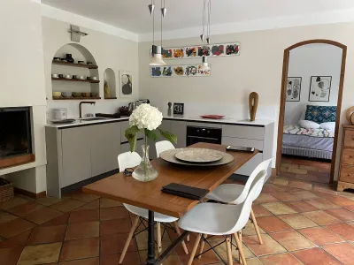 Réalisation et installation d'une cuisine italienne de prestige sur mesure contemporaine en L laque et quartz à Sanary sur Mer dans le Var