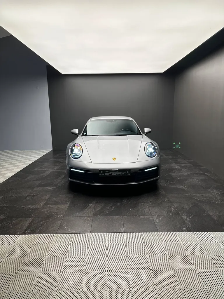 Lustrage brillance sur une Porsche 992 Carrera S à notre atelier proche du Mans (72)