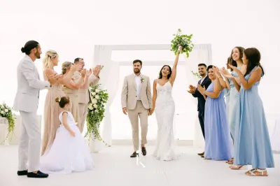 cérémonie laïque sur une terrasse à santorin grèce