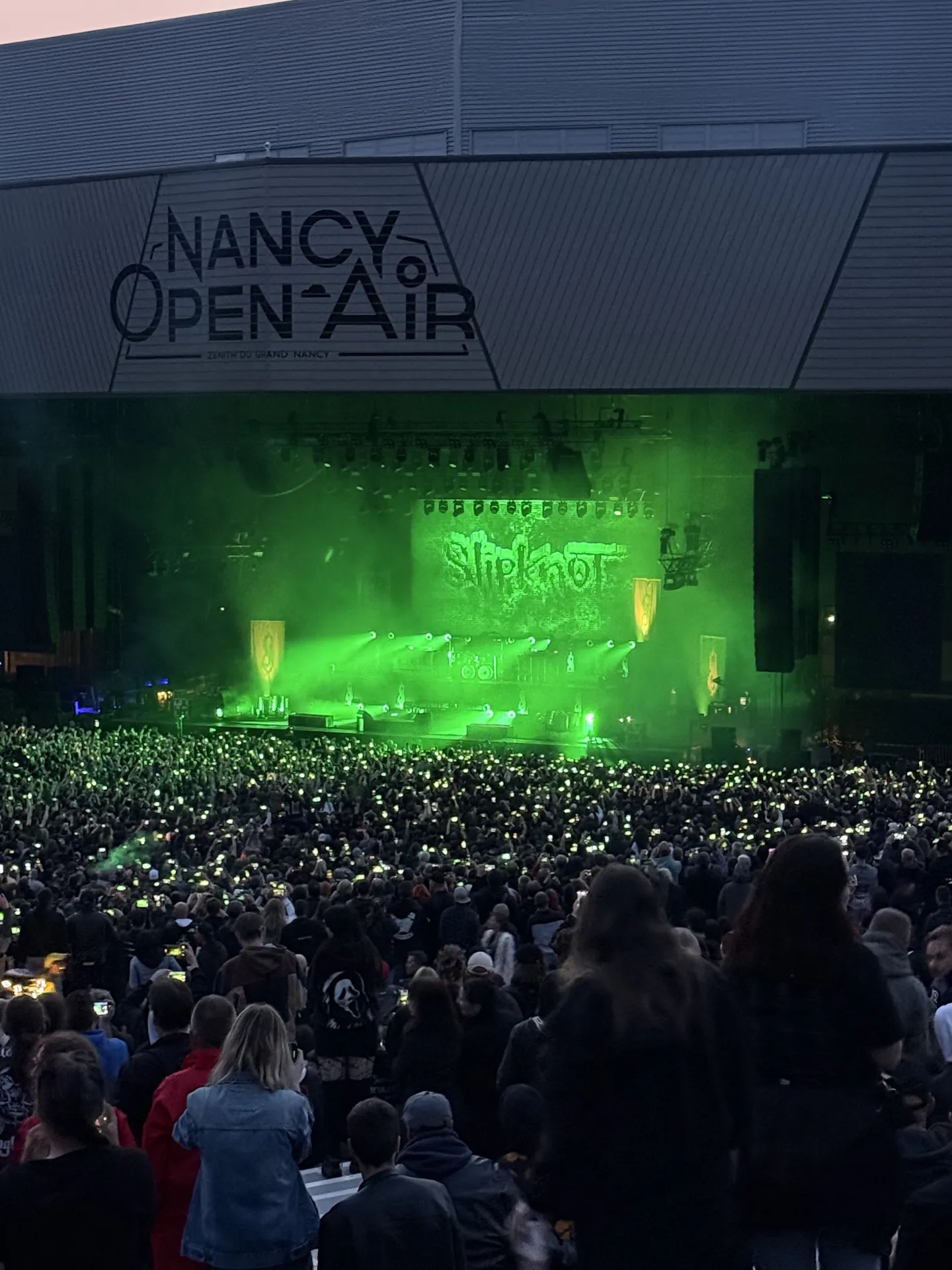 Chauffeur privé VTC expert pour le transport d’artistes, comédiens et équipes techniques de productions audiovisuelles garantissant confidentialité et logistique sur les tournages à Nancy, Metz...