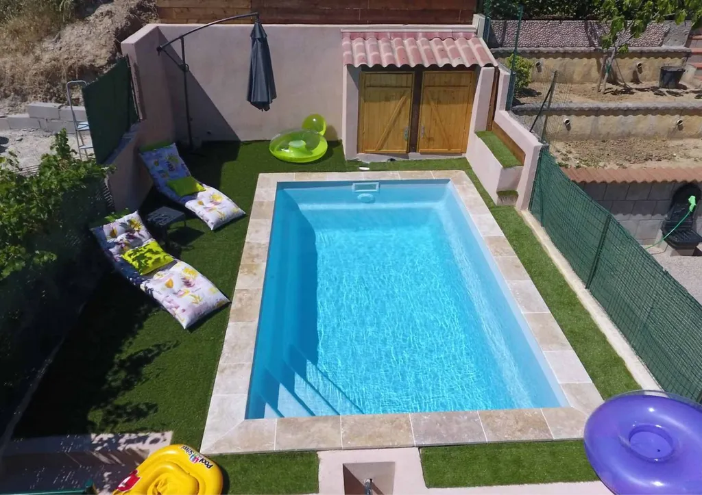 Piscine bleu dans jardin