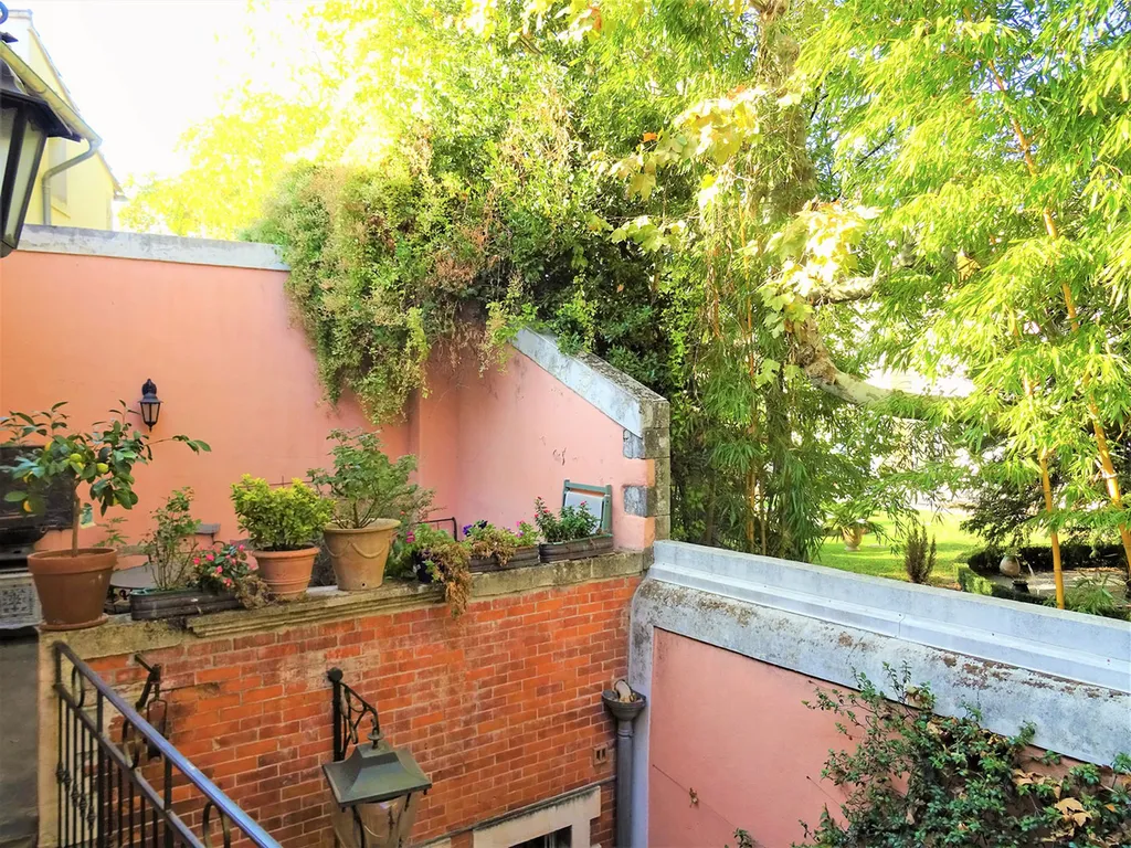 AVIGNON Intra-Muros, hôtel particulier avec cour et terrasse   