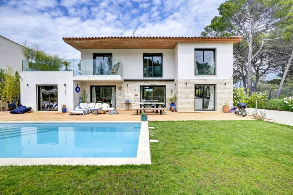 Villa moderne de luxe à Éguilles dans les Bouches-du-Rhône, une architecture contemporaine et prestations haut de gamme