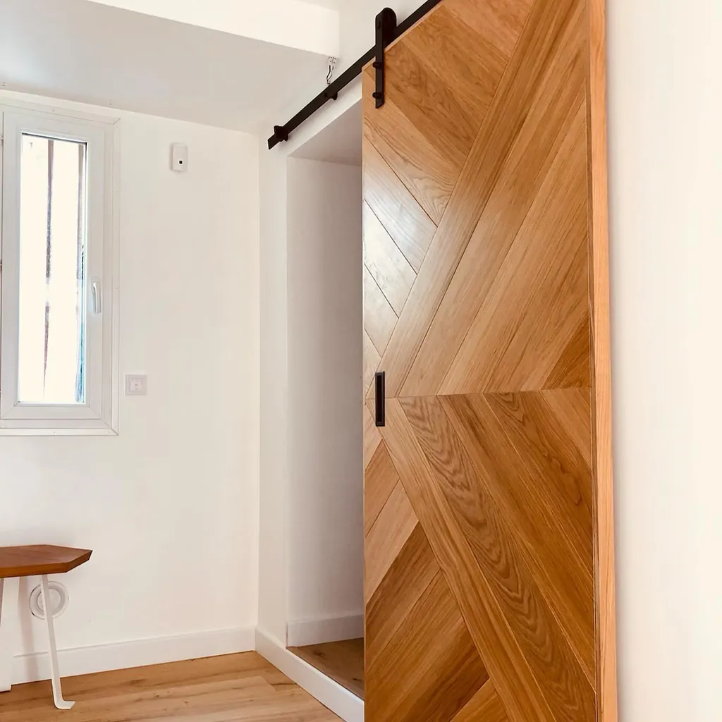 Pose de portes intérieures coulissantes sur mesure en bois de chêne massif dans un appartement de prestige à Saint-Tropez
