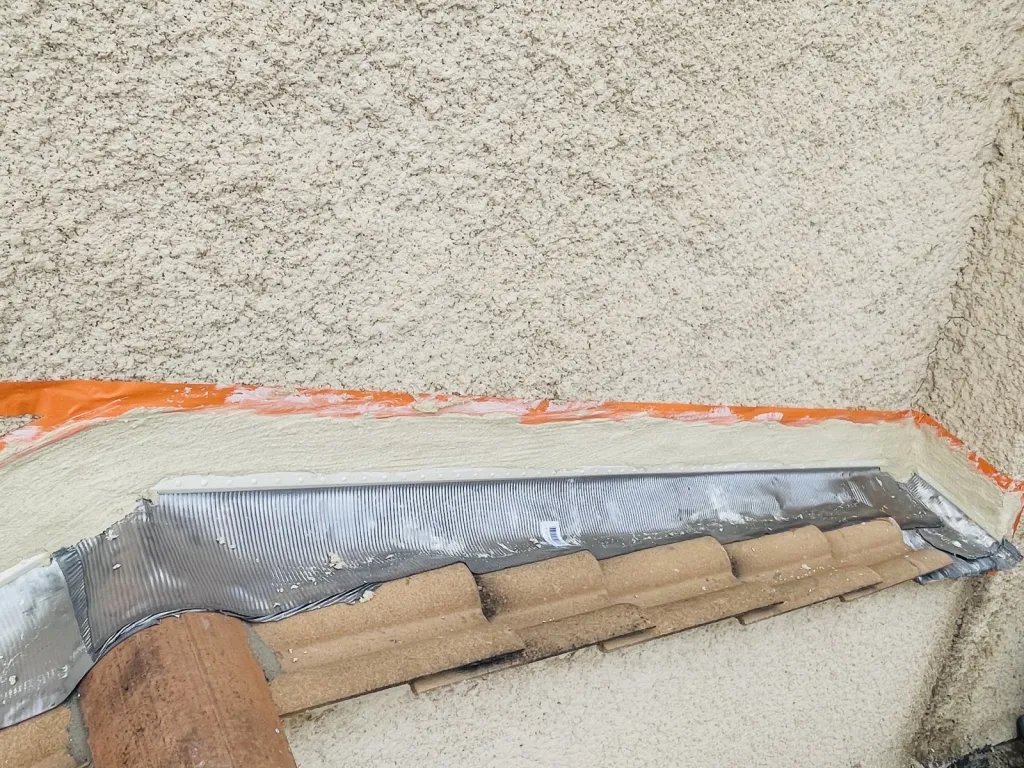 pose d'enduit de finition sur solin sur Aix en Provence