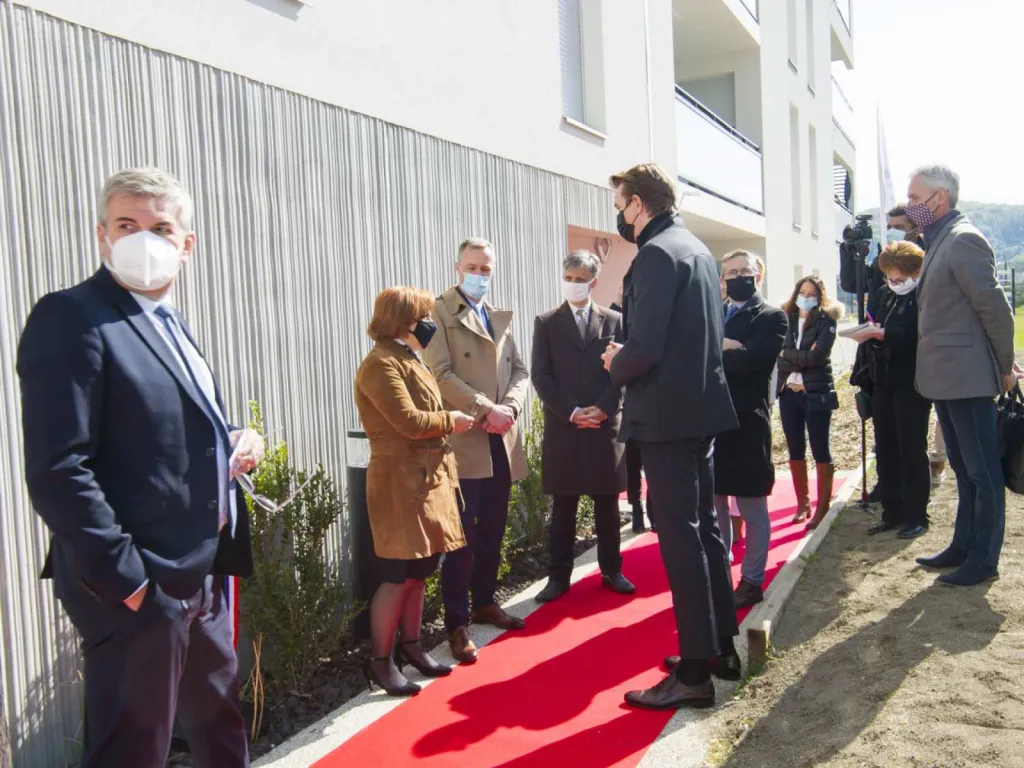 Reportage photographique événementiel inauguration de la Résidence D'Clic Pont-de-Claix échanges convives élus