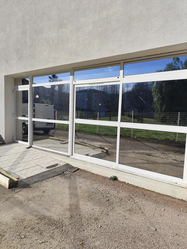 FOURNITURES ET POSE DE FILM SOLAIRE ANTI CHALEUR SUR FENÊTRES ET BAIES VITRÉES SUR UNE ECOLE PRIVÉE 