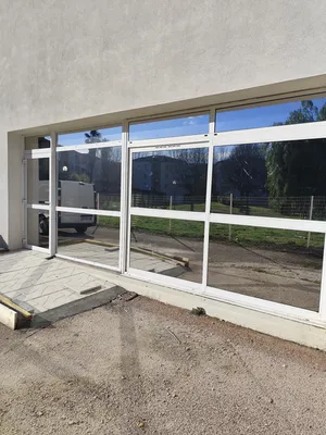 FOURNITURES ET POSE DE FILM SOLAIRE ANTI CHALEUR SUR FENÊTRES ET BAIES VITRÉES SUR UNE ECOLE PRIVÉE 