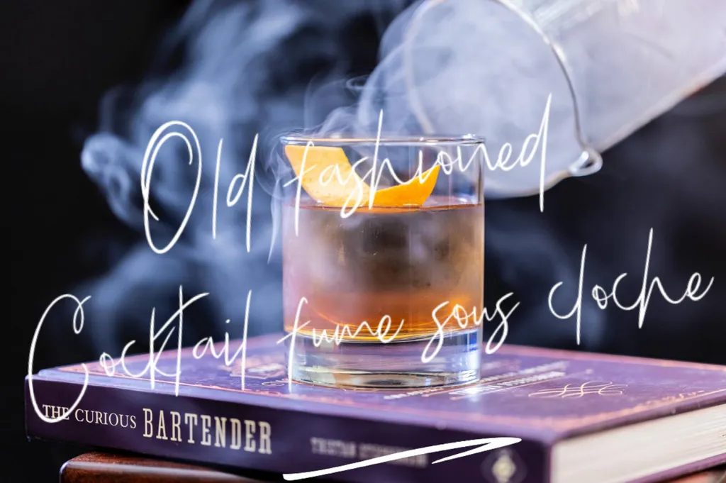 Cocktail bourbon old fashioned fumé sous cloche à Lyon