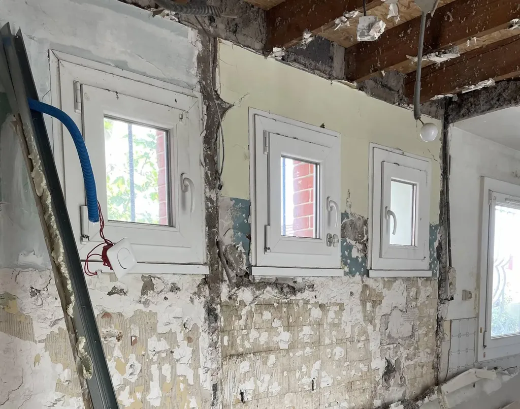 Anciennes fenêtres en bois avant remplacement dans une maison à Belleville-en-Beaujolais (Rhône 69), responsables de déperditions de chaleur et d’inconfort thermique