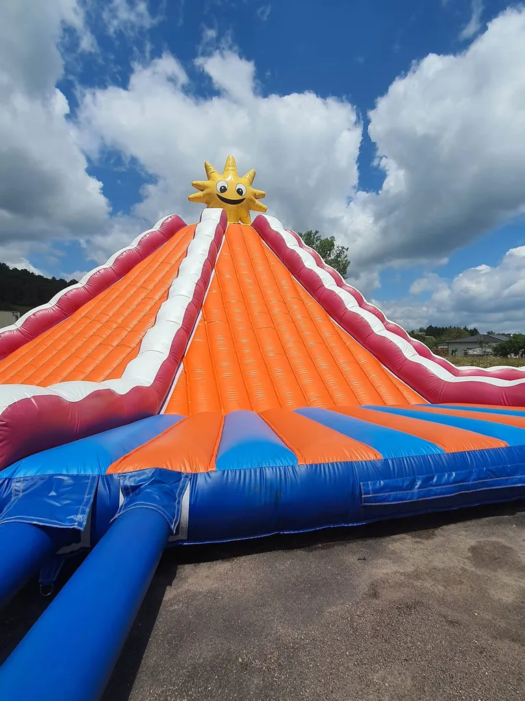 Désinfection et nettoyage multi-jeu montagne gonflable pesant 1 100 kg