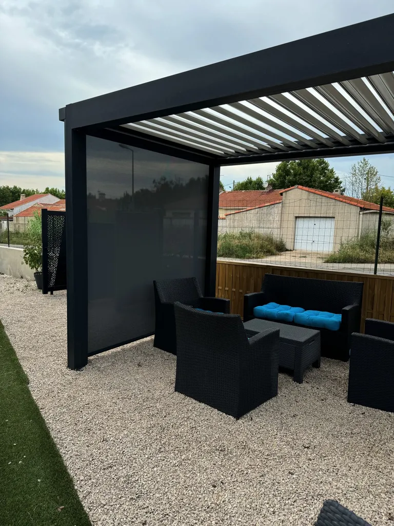 Installation d’une Pergola Marquises Modèle IZI avec Store Zip Solaire Bubendorff dans notre showroom sur Martigues