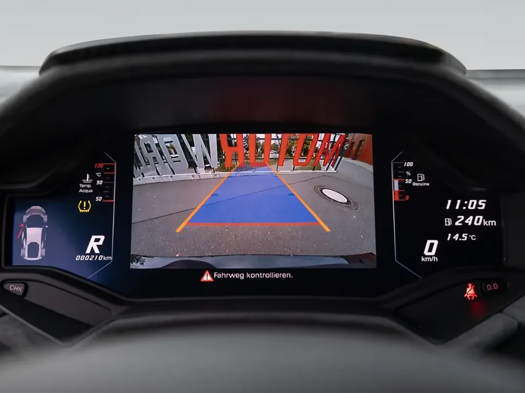 Affichage caméra de recul sur tableau de bord de la Lamborghini Huracán Tecnica, technologie embarquée moderne.