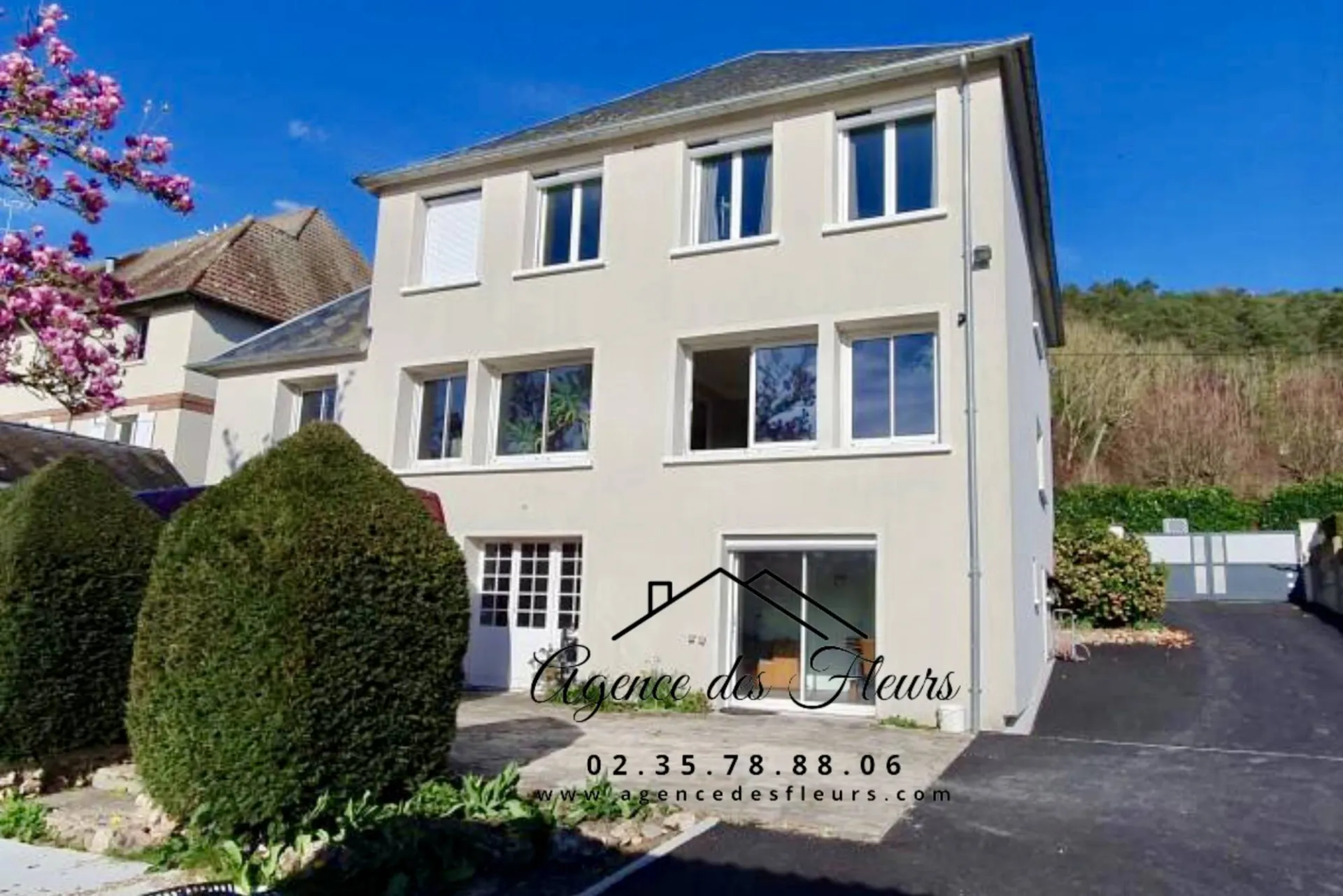 A vendre maison familiale de 243 m² édifiée sur un terrain de 749 m² sur la commune de MONTFORT SUR RISLE 27 290