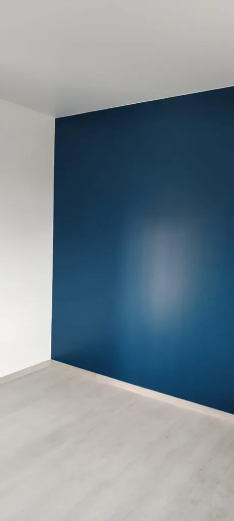 Peinture intérieure d' une maison finition veloutée avec murs de couleur et décoration de triangle symétrique entre Lillebonne  et Port Jérôme 