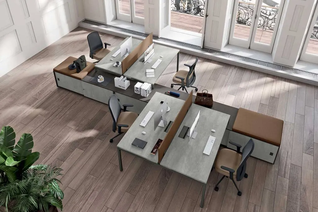 Bureaux partagés avec écrans de séparation acoustique dans un espace ouvert à Nîmes