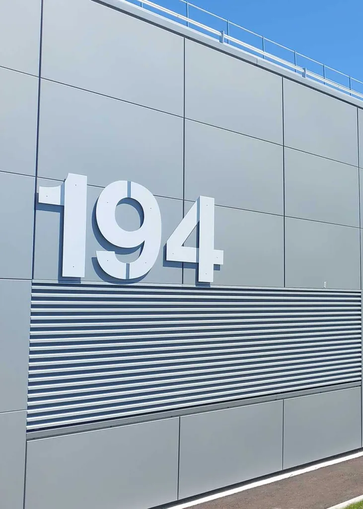 Installation de signalétique extérieure en aluminium pour un site du ministère de la Défense à Grenoble, garantissant visibilité, robustesse et conformité institutionnelle