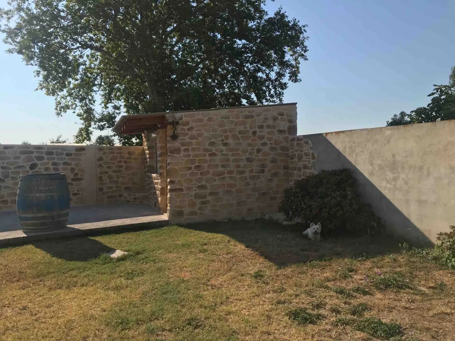 Réalisation d’une décoration pierre  sur murs de clôture à montesquieu dans les Pyrénées orientales proche de Perpignan 