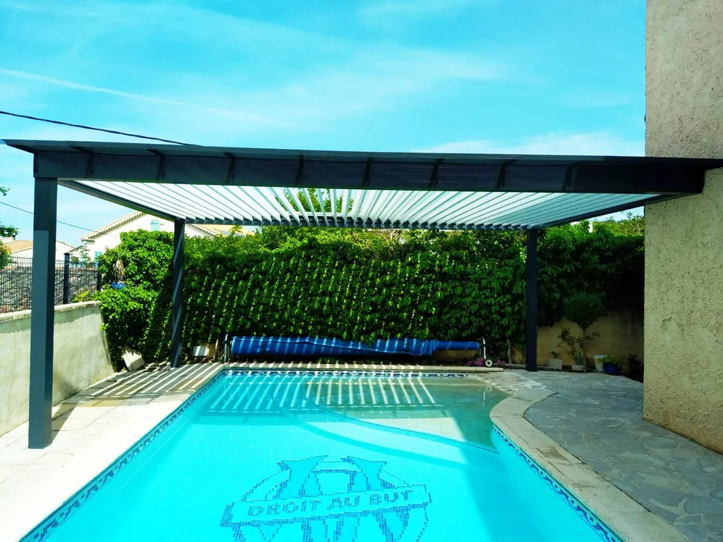 Installation d'une pergola en aluminium grise anthracite de la marque Technal à Gignac-la-Nerthe