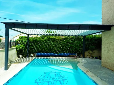 Installation d'une pergola en aluminium grise anthracite de la marque Technal à Gignac-la-Nerthe