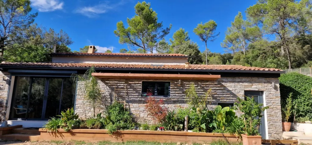 Fabrication et pose d'une ombrière bois sur mesure à Tourves Var 83