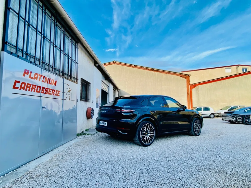 Réparation de carrosserie latérale sur Porsche Cayenne Coupé Turbo à Carnoux – Carrosserie haut de gamme proche de Marseille et Cassis